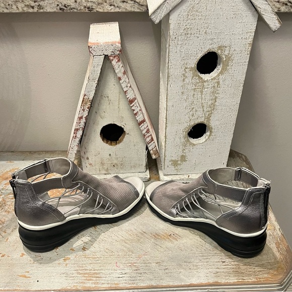 Jambu Gray Sporty Sandals with Elastic Panels - Picture 9 of 9